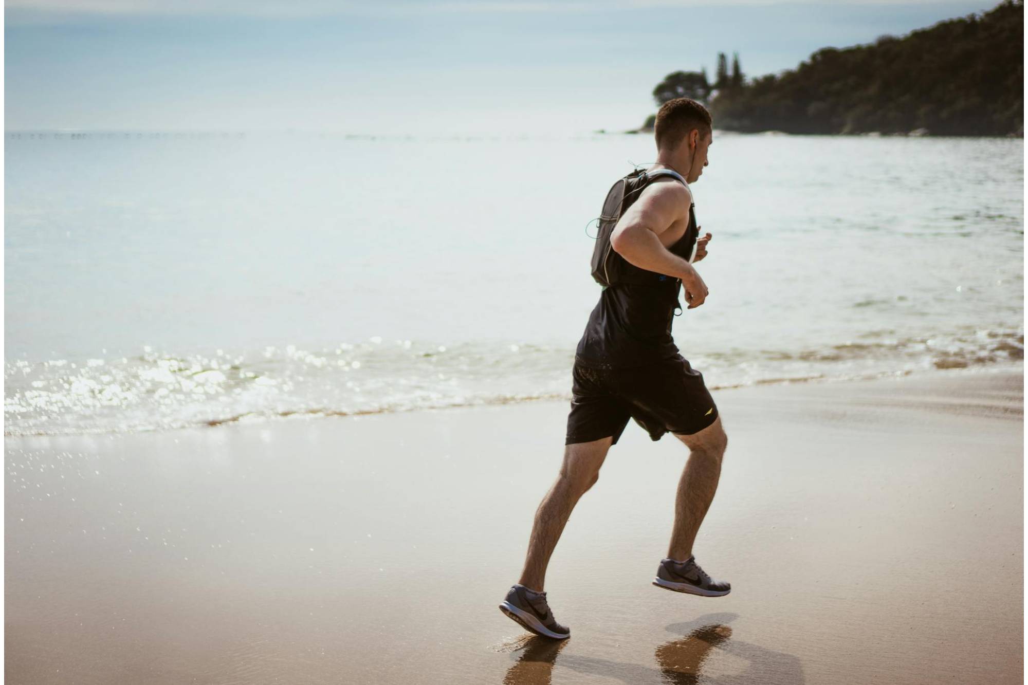 healthy man running at the ocean who focuses on health and has completed a genetic test from 3x4 genetics